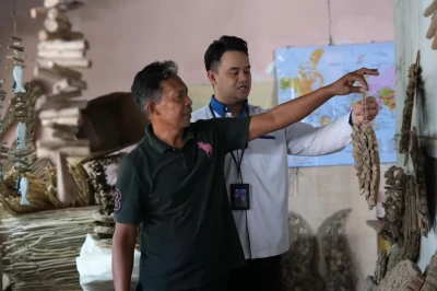 Sulap Limbah Kayu Pantai, Wayan Nasabah PNM ULaMM Denpasar Ubah Sampah Jadi Karya Bernilai Ekonomi Tinggi