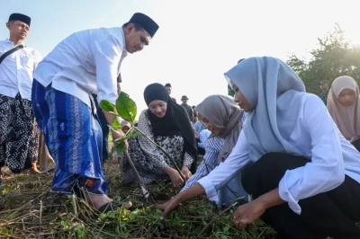 Ratusan Santri Dampingi Wagub Taj Yasin Tanam Mangrove di Pantai Temperak Rembang