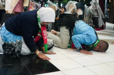 Sujud Syukur dan Tangis Bahagia Warnai Kedatangan Jemaah Haji Kloter 1 Debarkasi Solo