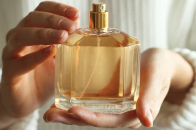 12 Rekomendasi Parfum Wanita Tahan Lama, Cocok untuk Daily!