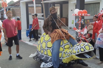 Kreatif dan Peduli Lingkungan, Karnaval Kostum Daur Ulang Pukau Warga Pakintelan Semarang