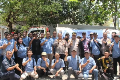 Wartawan Bersama Polda Jateng Salurkan 16 Ribu Liter Air Bersih untuk Warga Jabungan
