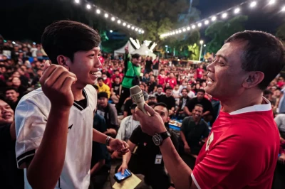 Wujud Kebersamaan di 'Rumah Rakyat', Gubernur Luthfi Nonton Bareng Laga Timnas Bersama Ribuan Warga
