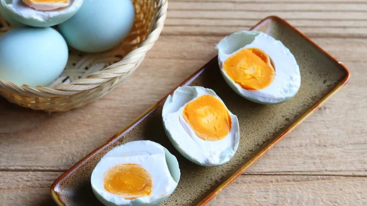 7 Cara Membuat Telur Asin Sendiri di Rumah, Enak dan Mudah!