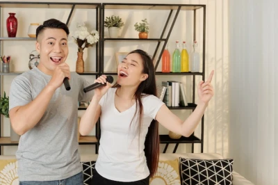 15 Rekomendasi Lagu Enak buat Karaoke, Bikin Suasana Seru!