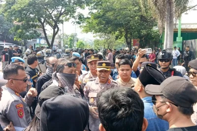 Ratusan Simpatisan Sudewo Kepung Tipikor Semarang, Desak Hakim Bebaskan Eks Bupati Pati