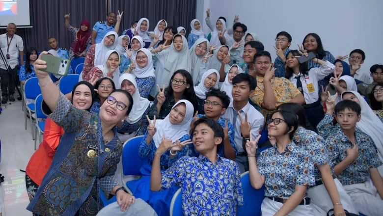 Agustina Dorong Literasi Pelajar Semarang Lewat English Speech Contest